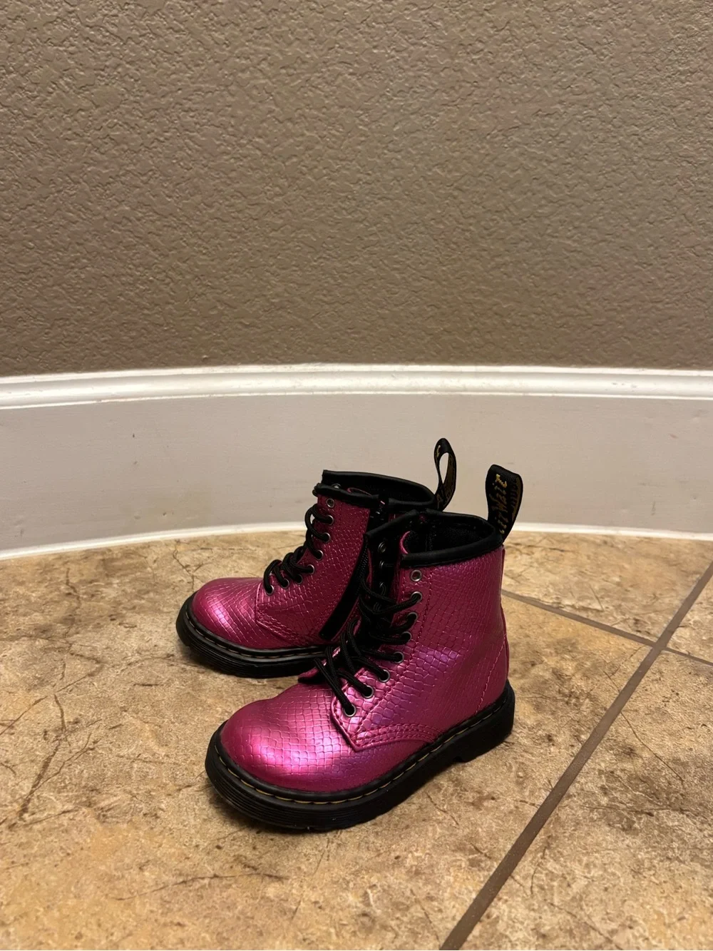 Dr. Martens Junior/Toddler 1460 Reptile Emboss Lace Up Boots in Pink